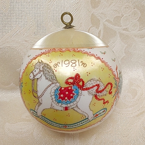 Vtg Hallmark 'GRANDDAUGHTER' 1981 Ornament - Picture 3 of 9